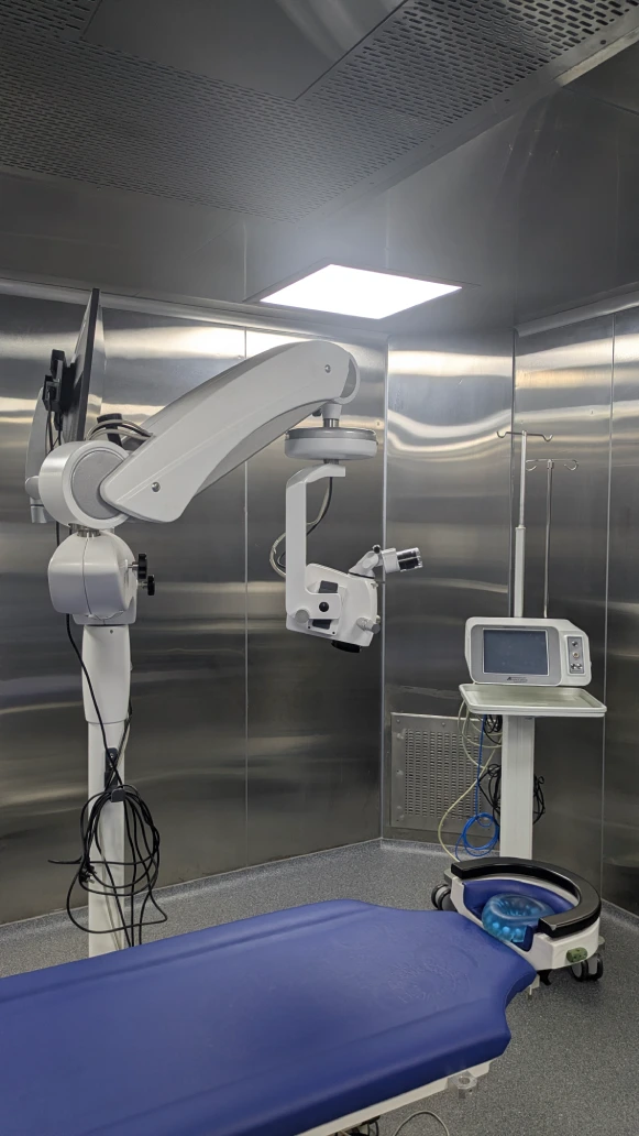 Advanced phaco machine used for cataract surgery at Samyak Drishti